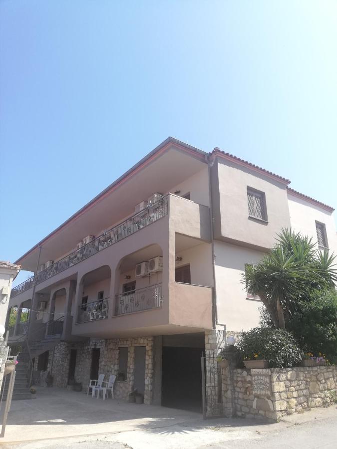 Christopher Apartments Afytos Bagian luar foto