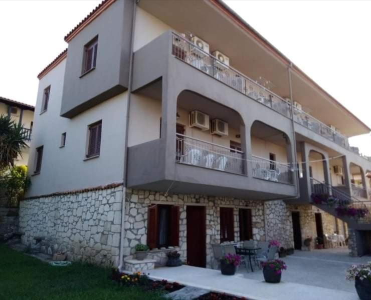 Christopher Apartments Afytos Bagian luar foto
